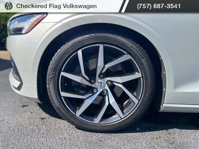 Used 2020 Birch Light Metallic Volvo T5 Momentum image 3