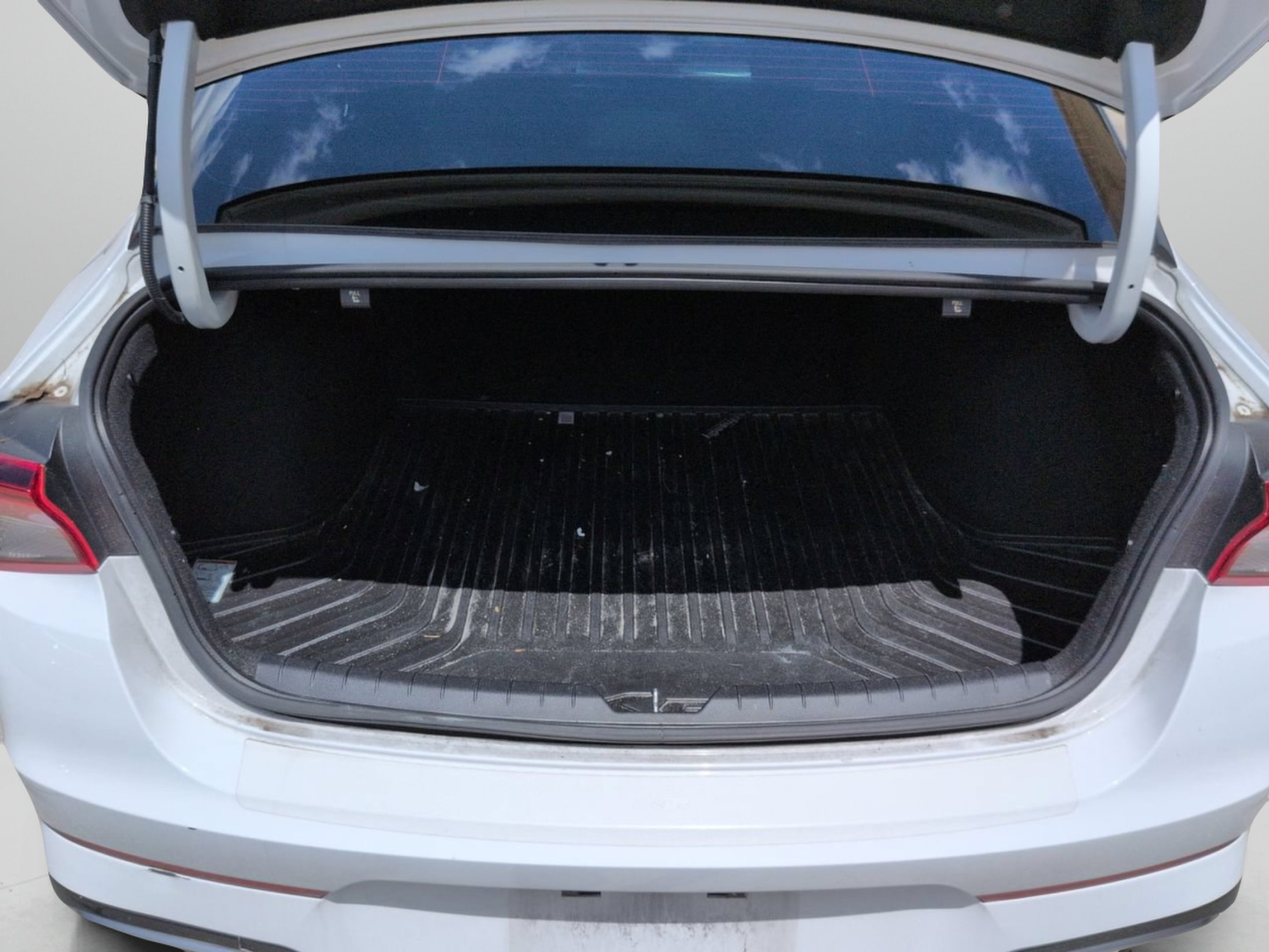 Certified Used 2022 Glacial White Pearl Kia GT-Line image 10