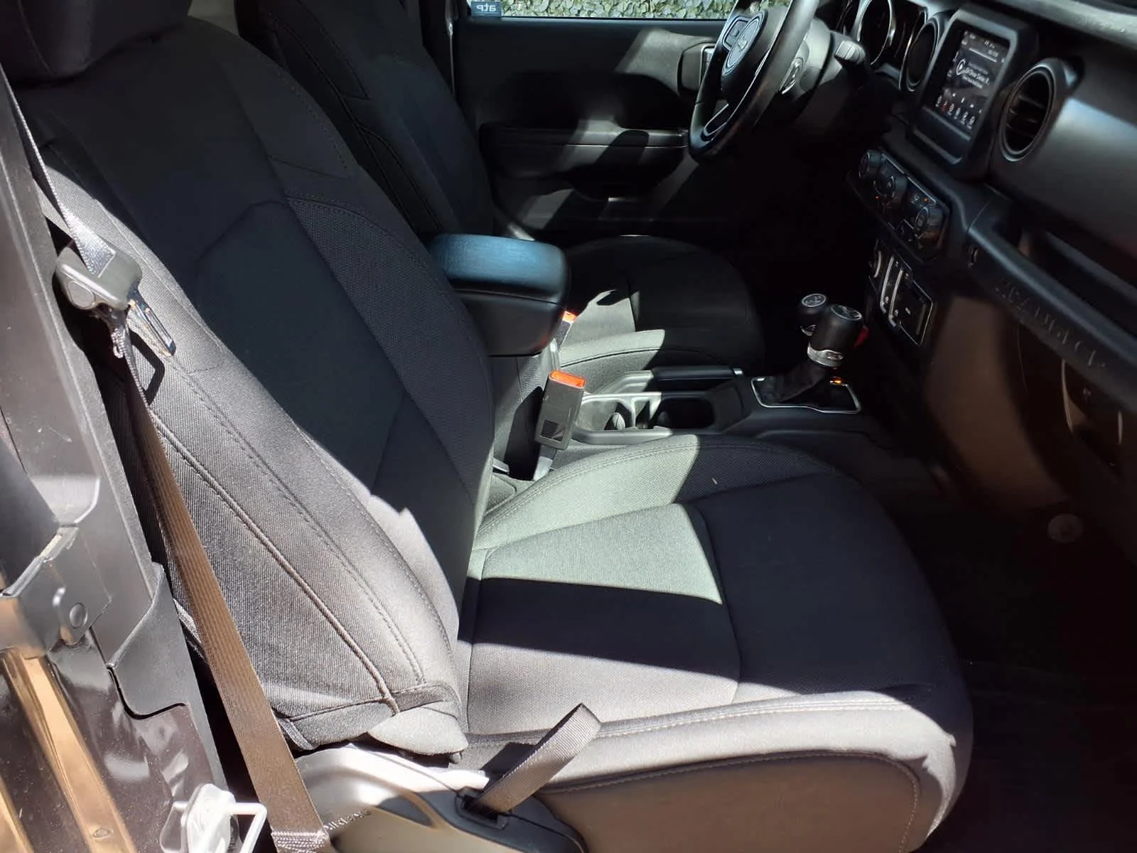 Used 2019  Jeep Sport S image 12