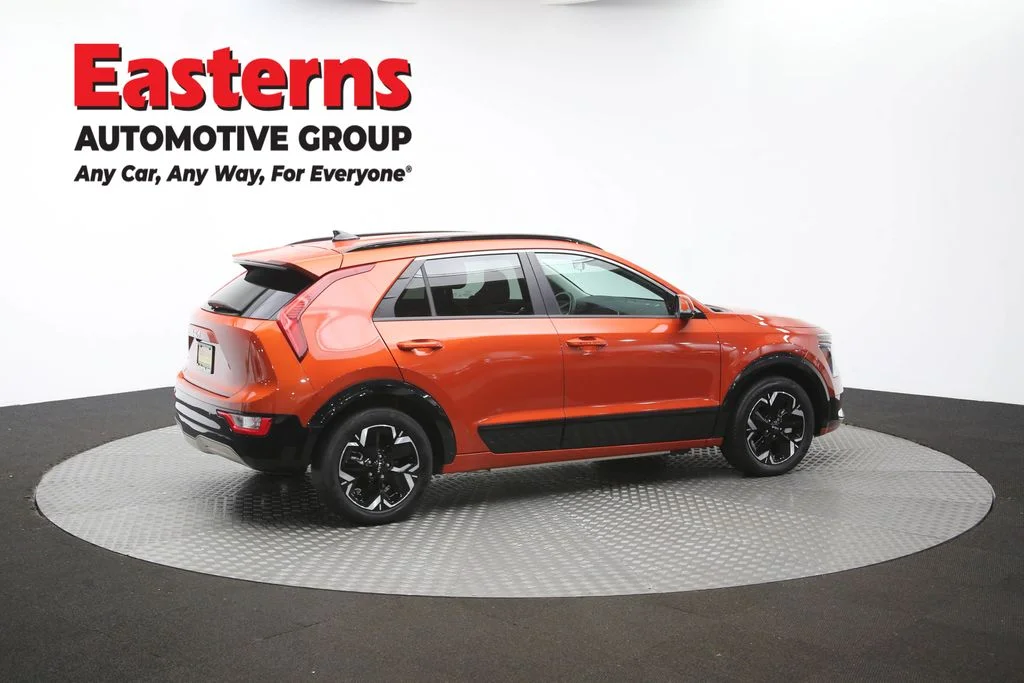 Used 2023 Red Kia Wind image 41