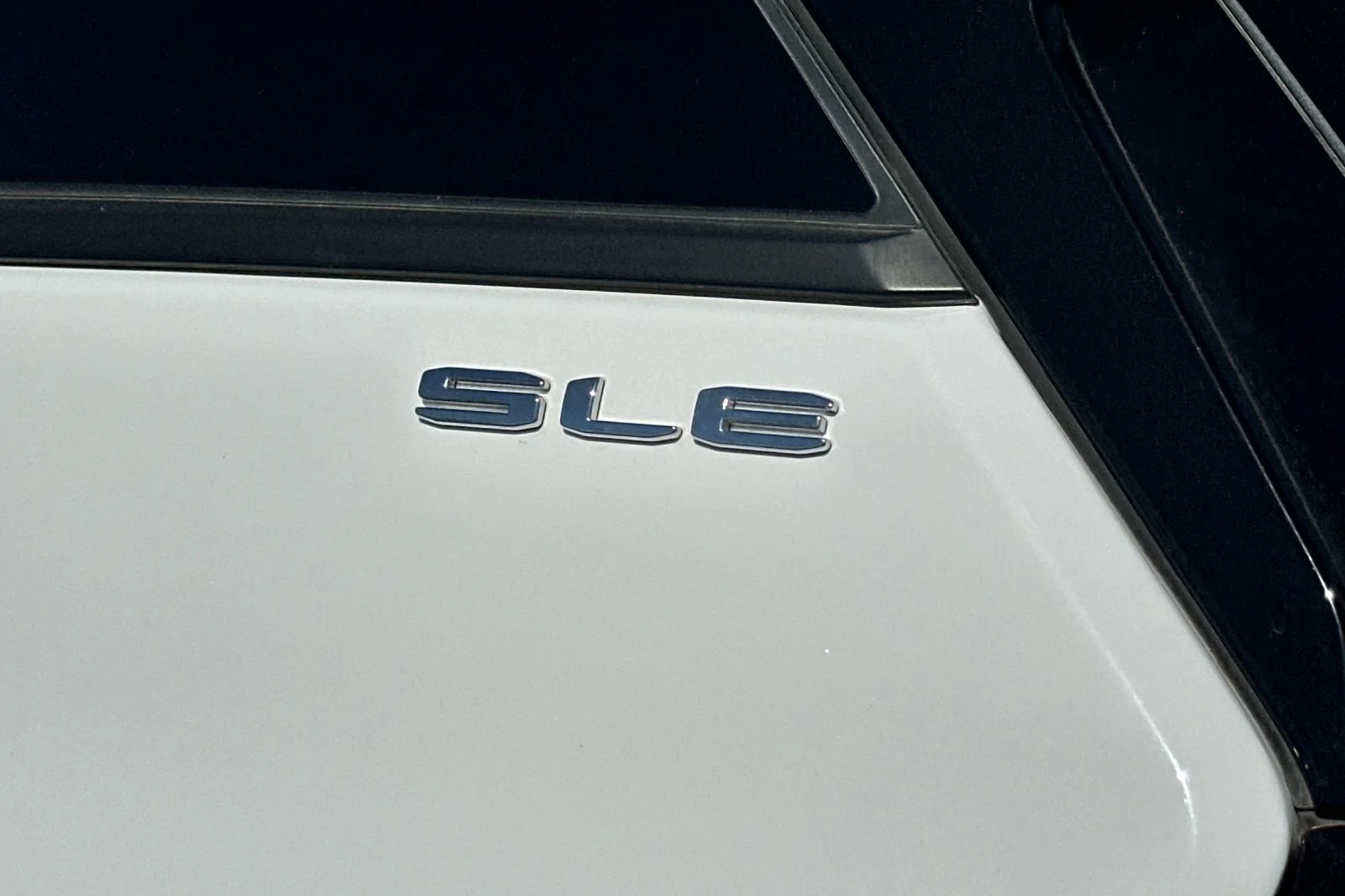 Used 2024 White GMC SLE image 27