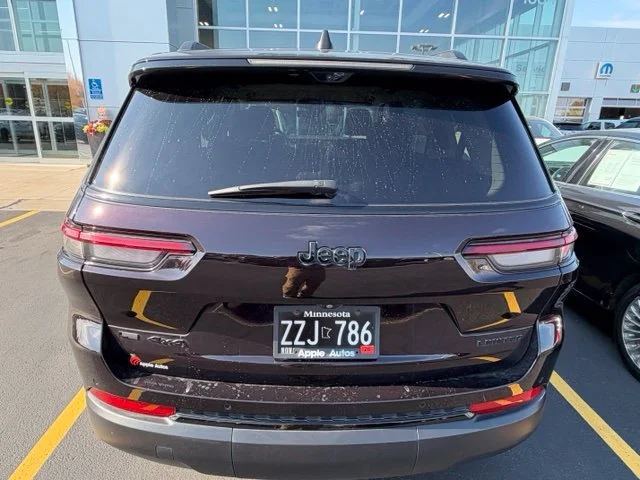 Used 2023  Jeep Limited image 6