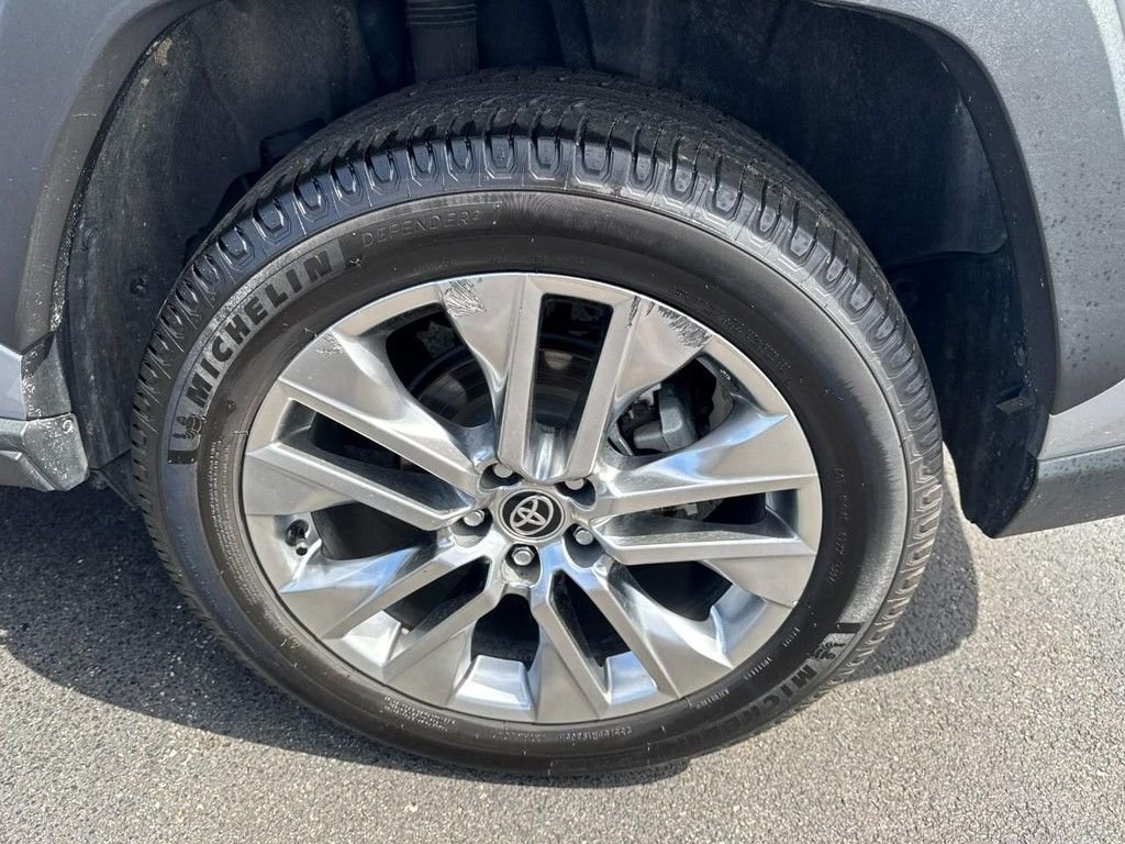 Used 2020 Silver Toyota XLE Premium image 7