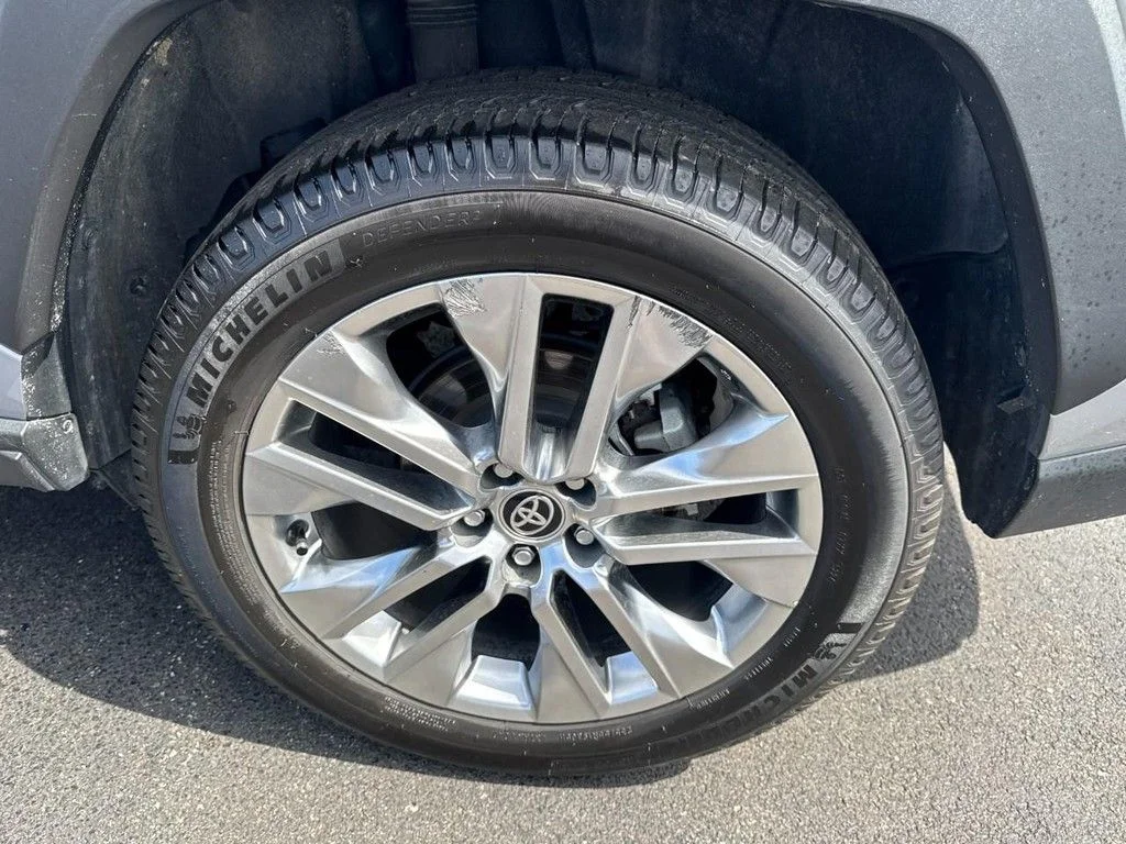 Used 2020 Silver Toyota XLE Premium image 7