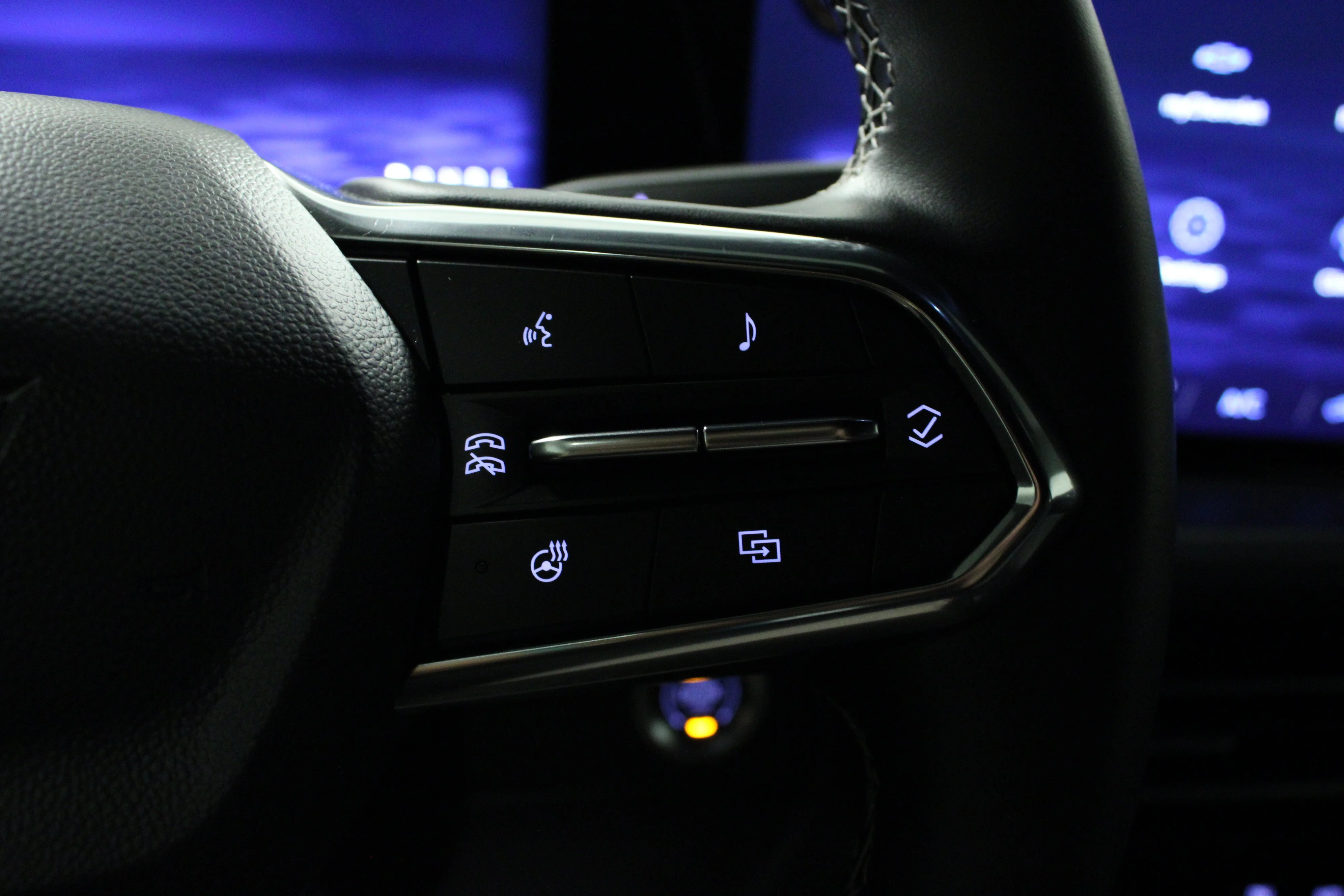 Used 2025 Summit White Chevrolet LT image 22