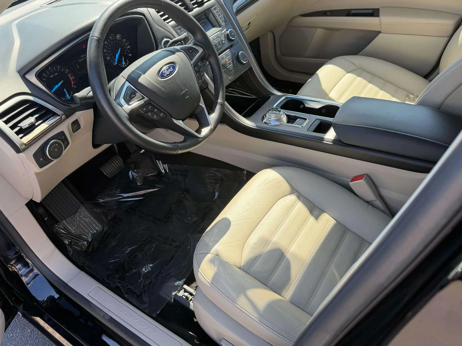 Used 2017 Shadow Black Ford SE image 25