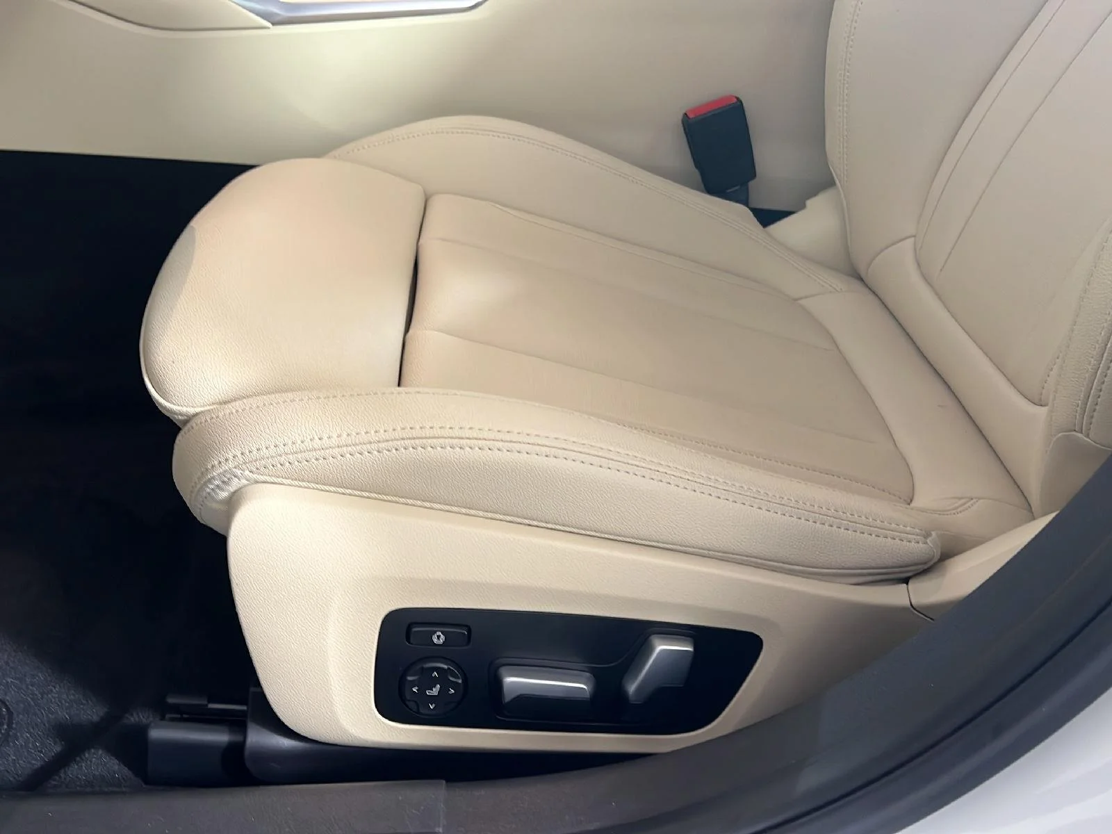 Used 2021 Alpine White BMW 330i xDrive image 15