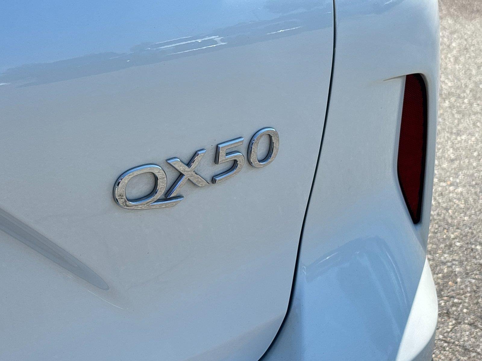 Used 2025 Radiant White INFINITI LUXE image 11