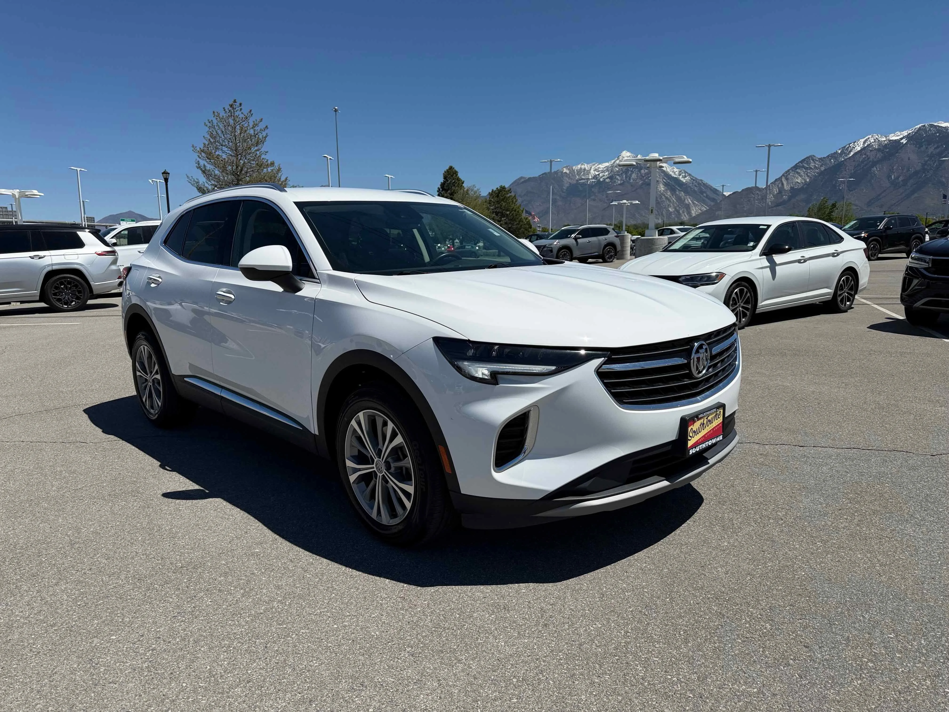 Used 2022 Summit White Buick Preferred image 9