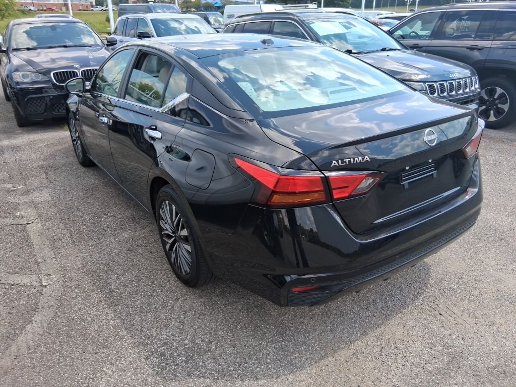 Used 2025 Black Nissan 2.5 SV image 3