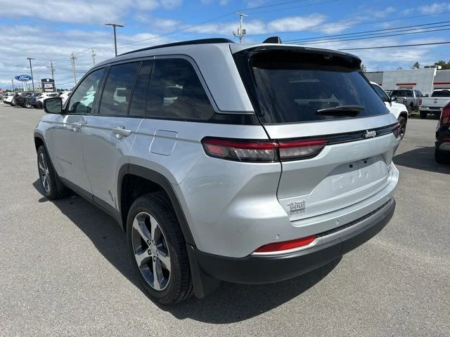 New 2026 Silver Zynith Exterior Paint Jeep Limited image 4