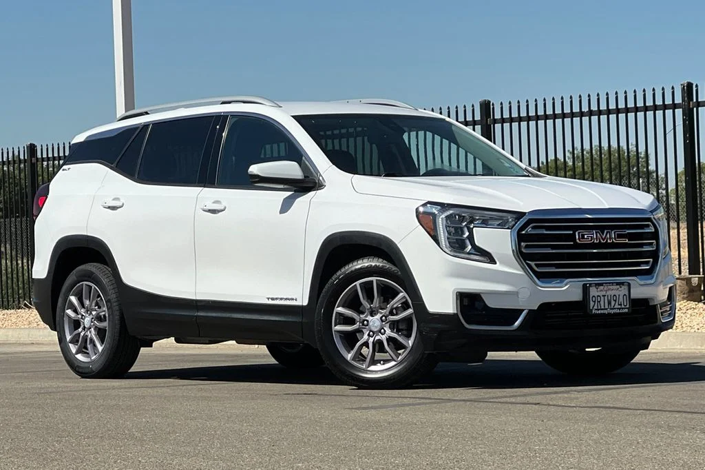 Used 2023 White GMC SLT image 2