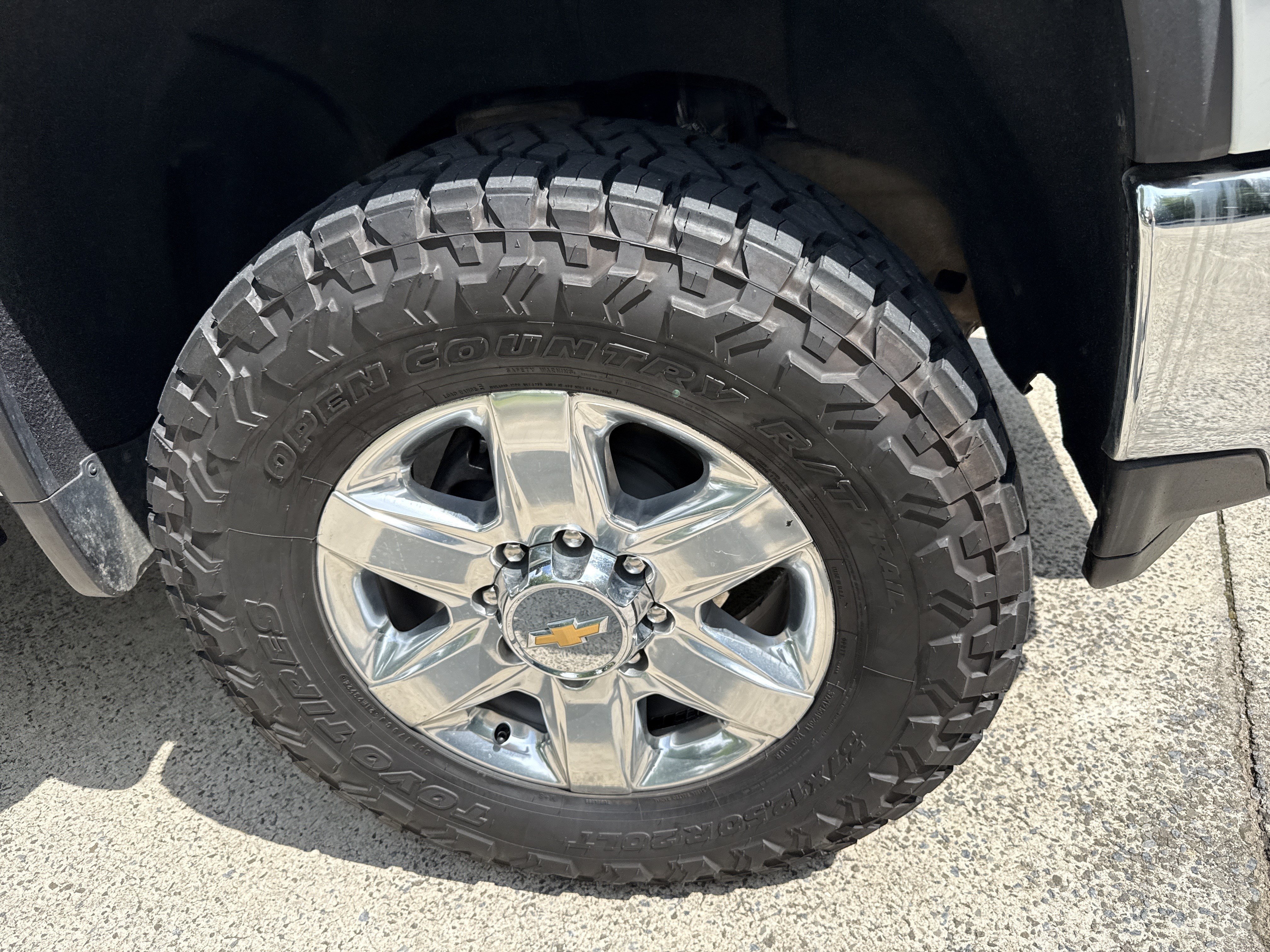 Used 2022 Summit White Chevrolet LTZ image 13