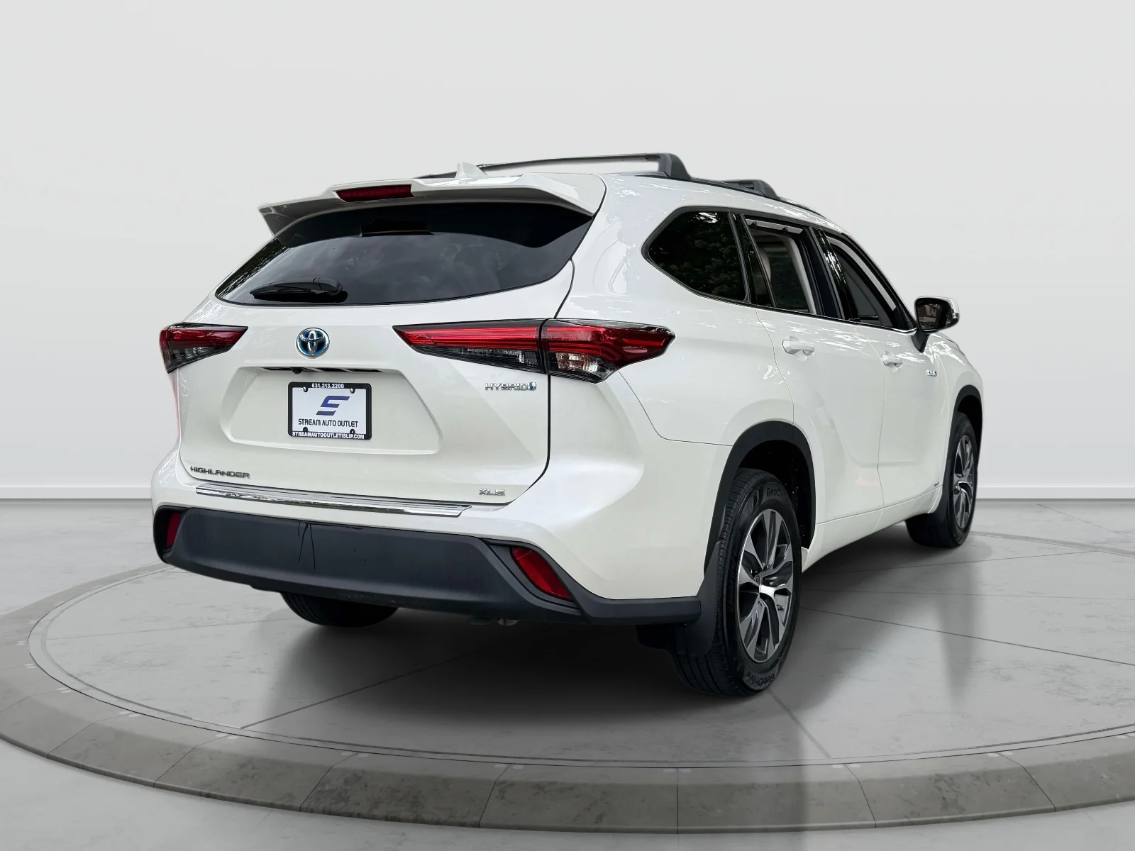Used 2021 White Toyota XLE image 6