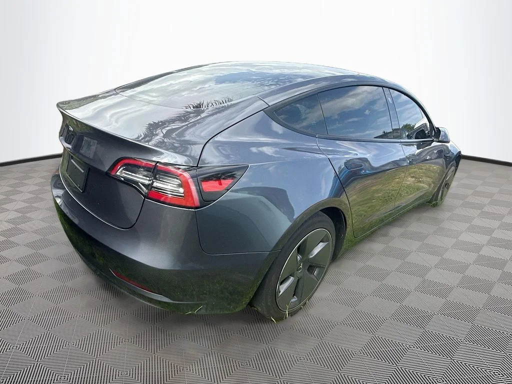Used 2023  Tesla Base image 5