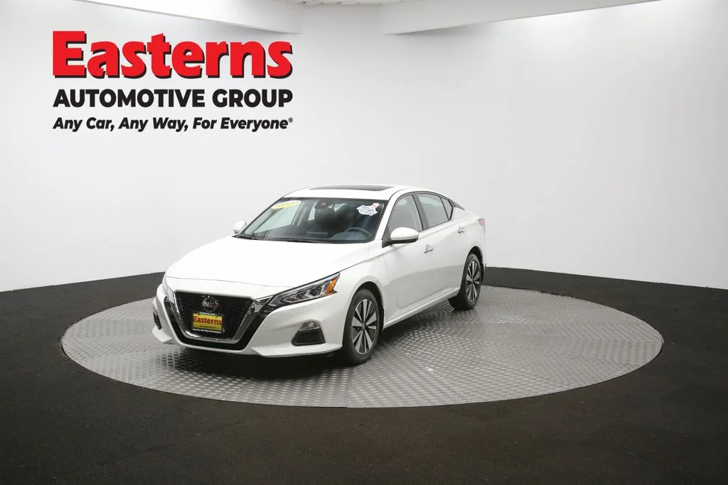 Used 2022 White Nissan 2.5 SV image 54