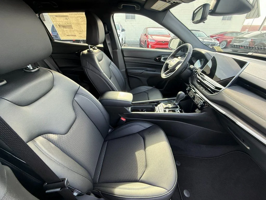 New 2026 White Jeep Latitude image 6
