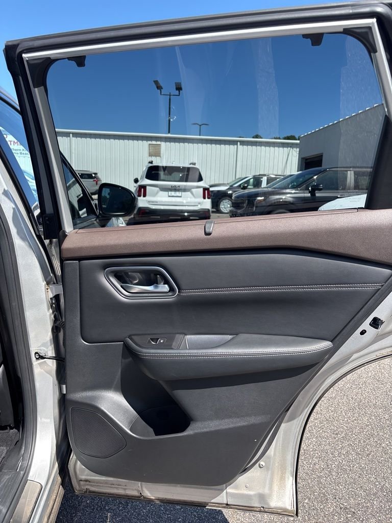 Used 2023 Silver Nissan Platinum image 20