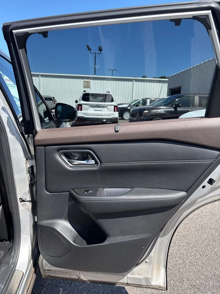 Used 2023 Silver Nissan Platinum image 20