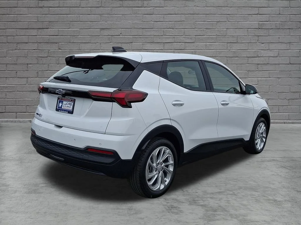 New 2027 Summit White Chevrolet LT image 7