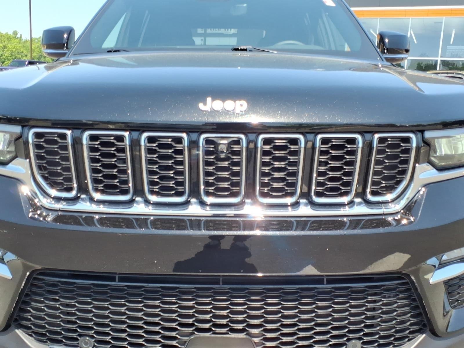 Used 2025 Diamond Black Crystal Pearlcoat Jeep Limited image 16