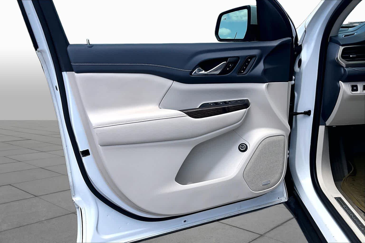 Used 2023 White Frost Tricoat GMC Denali image 22