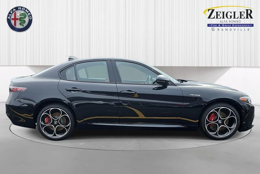 New 2026 Vulcano Black Metallic Exterior Paint Alfa Romeo Veloce image 4