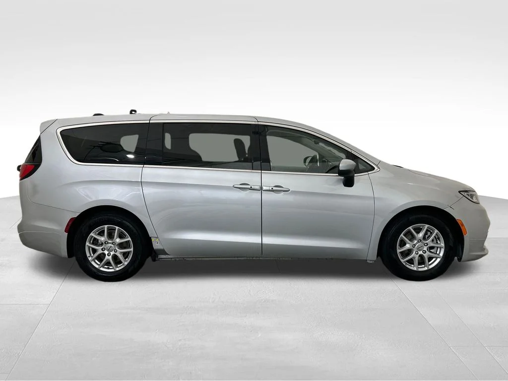 Used 2023 Silver Chrysler Touring L image 7