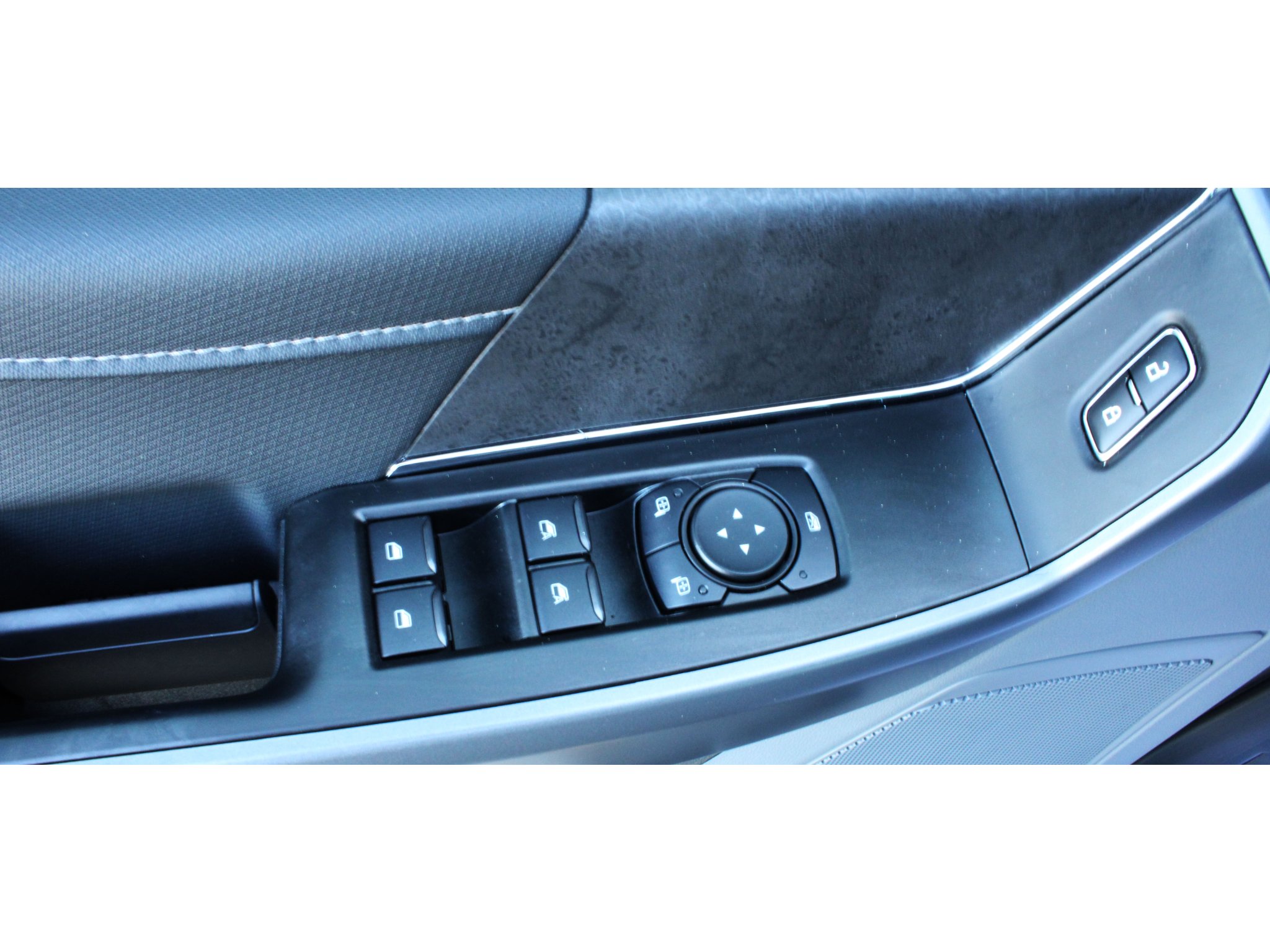 New 2026 Carbonized Gray Metallic Ford XLT image 4