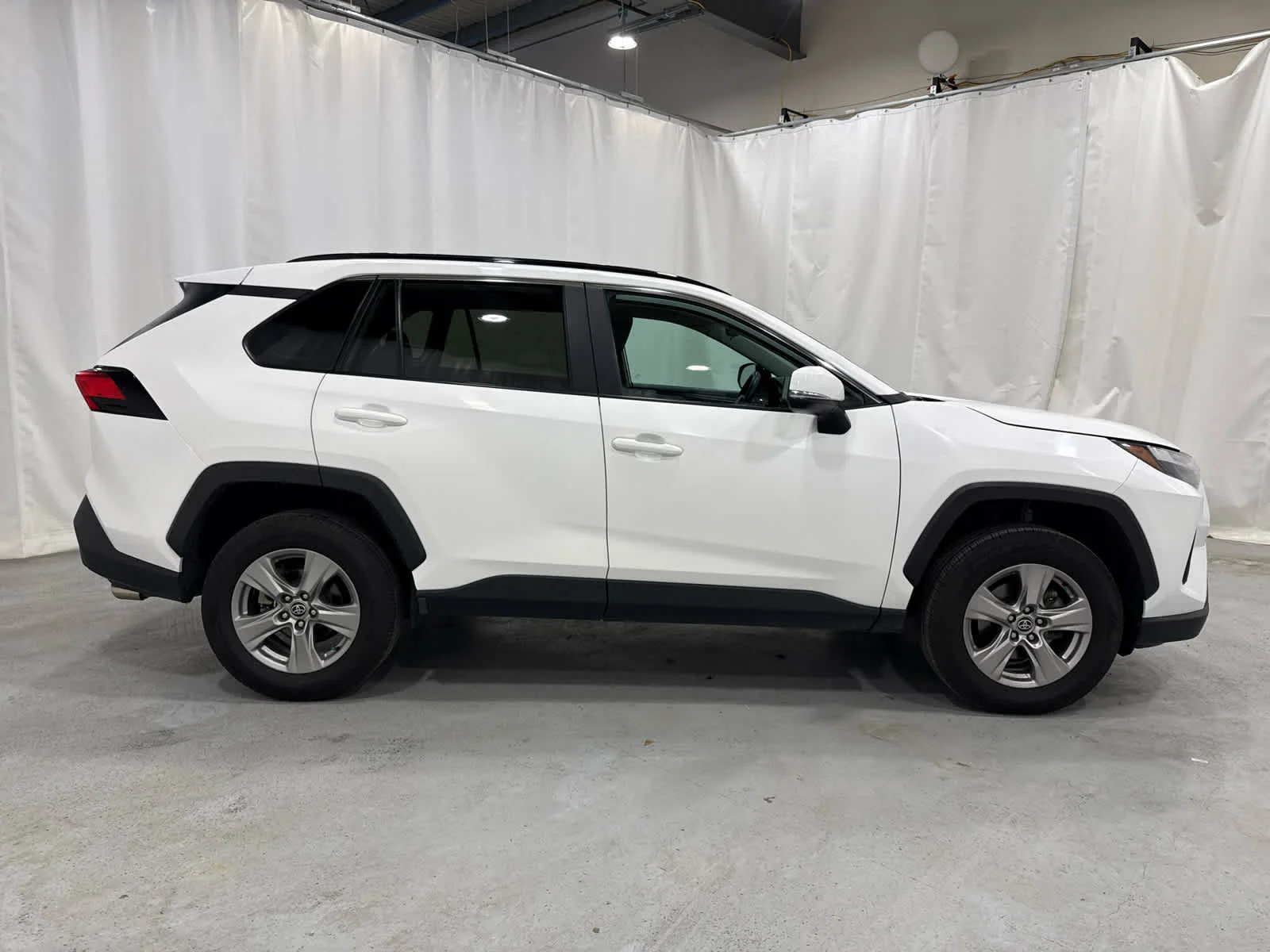 Used 2023 Whi/white Toyota XLE image 6