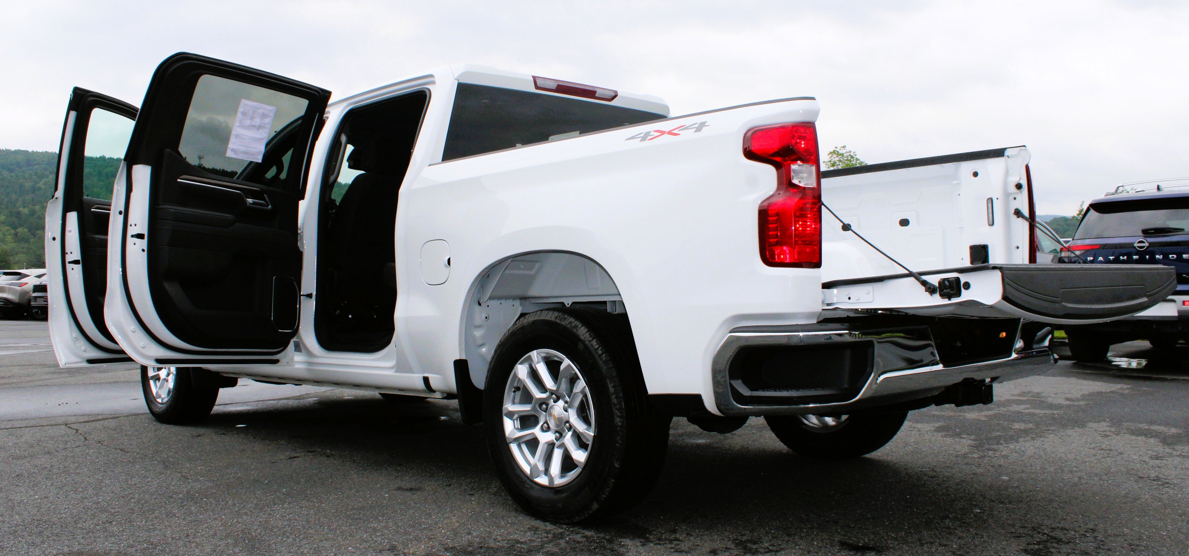 Used 2025 Summit White Chevrolet LT image 16