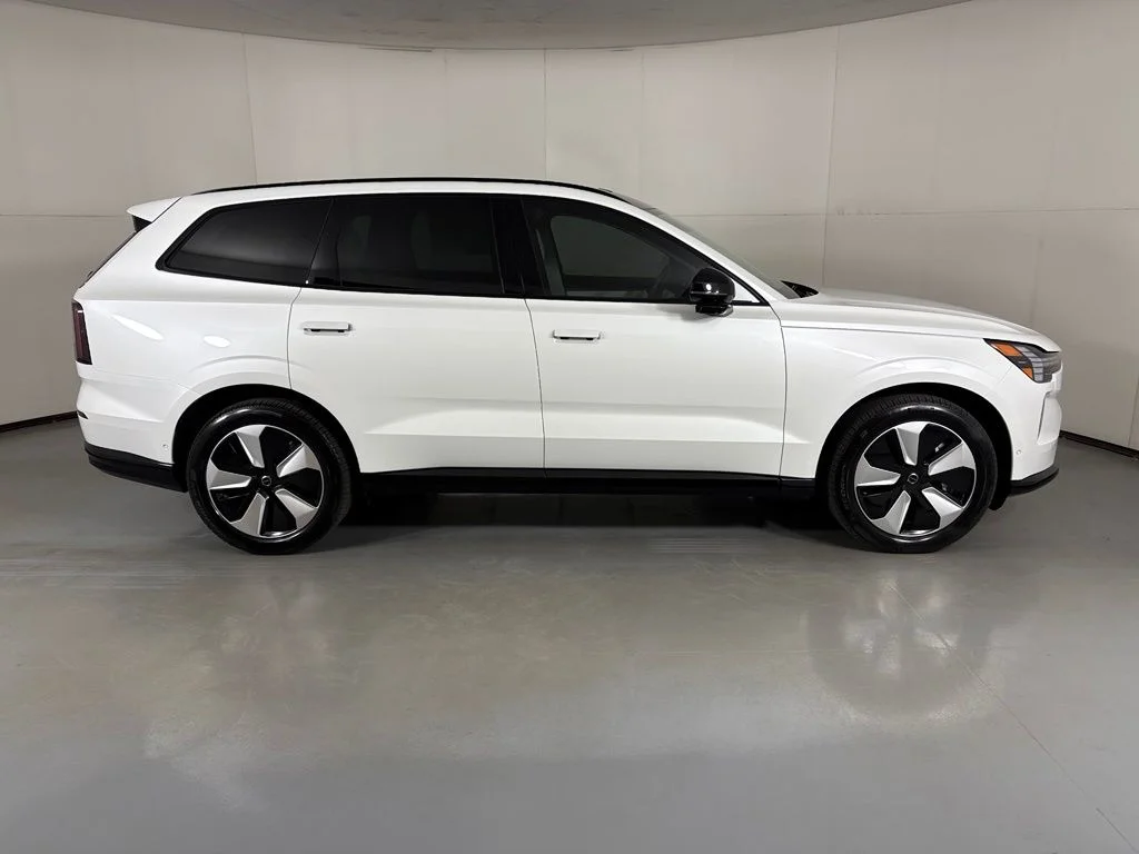 New 2026 Crystal White Volvo Plus image 9