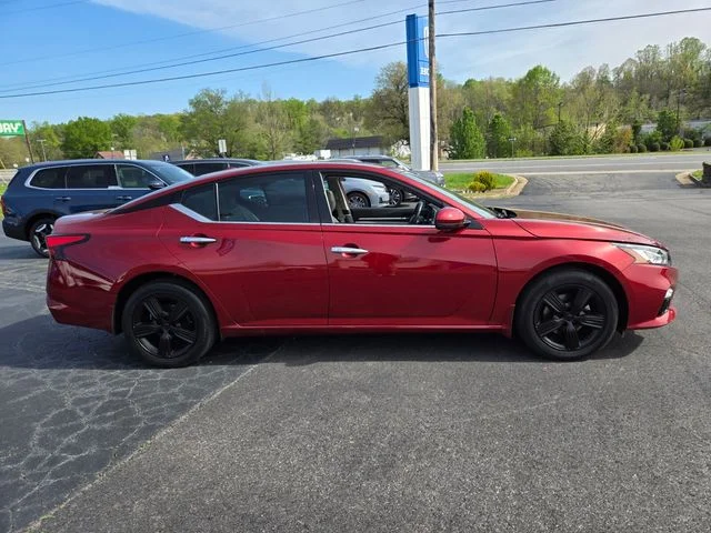 Used 2022 Red Nissan 2.5 SL image 9