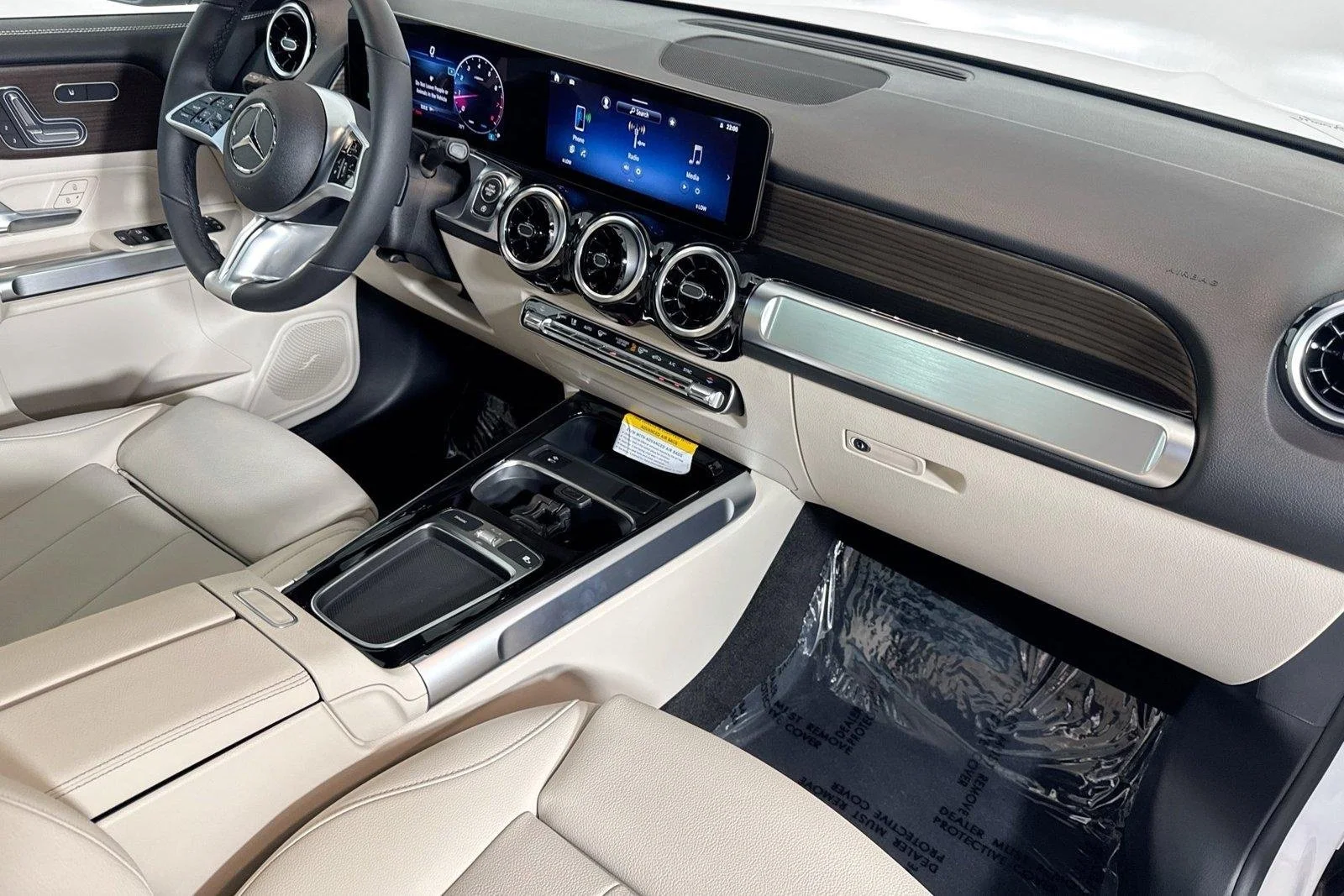 Used 2026 Polar White Mercedes-Benz GLB 250 image 28
