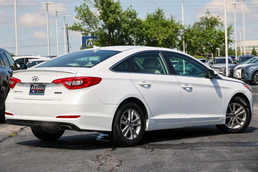 Used 2015 White Hyundai SE image 18
