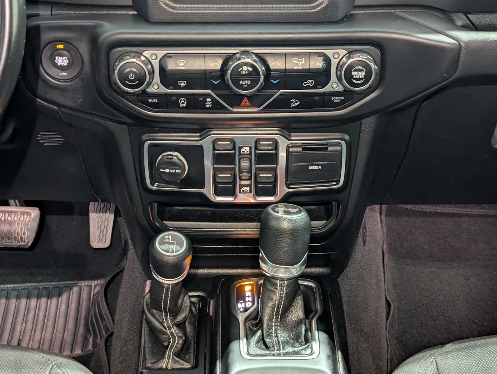 Used 2020 Billet Silver Metallic Clearcoat Jeep Sahara image 19
