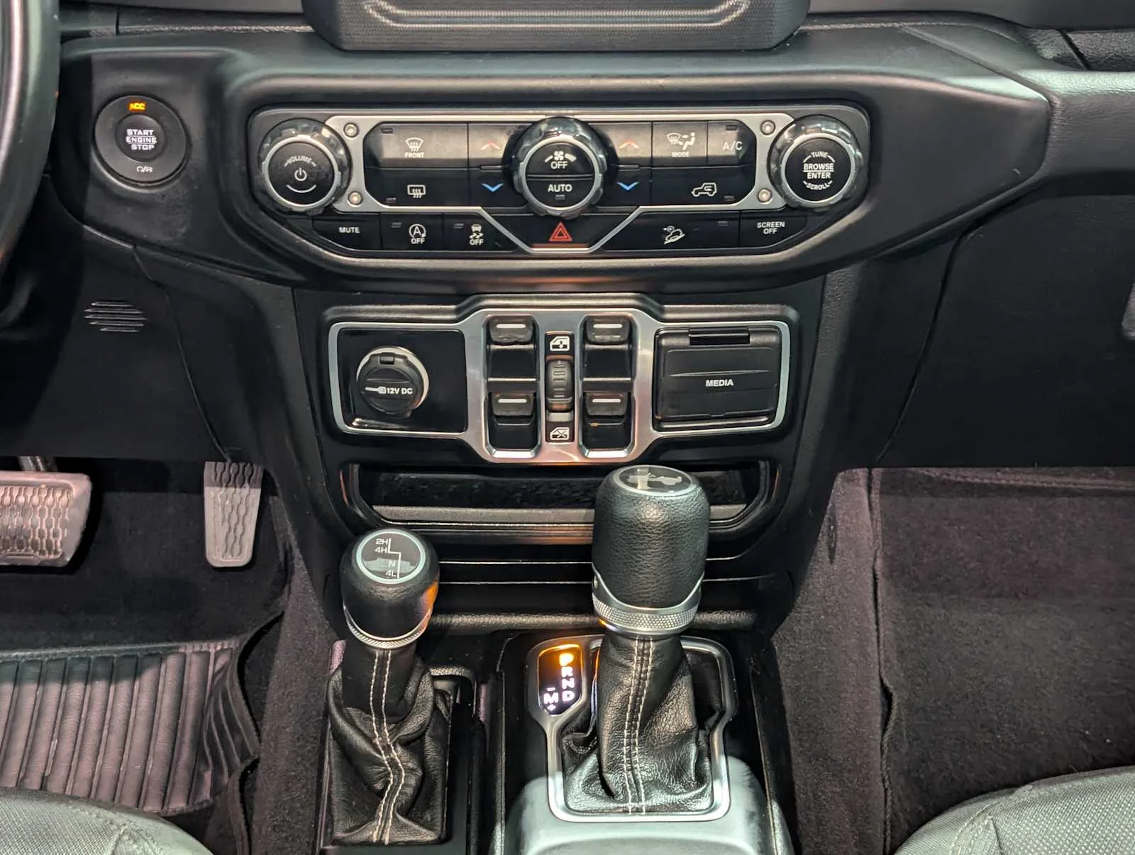 Used 2020 Billet Silver Metallic Clearcoat Jeep Sahara image 19