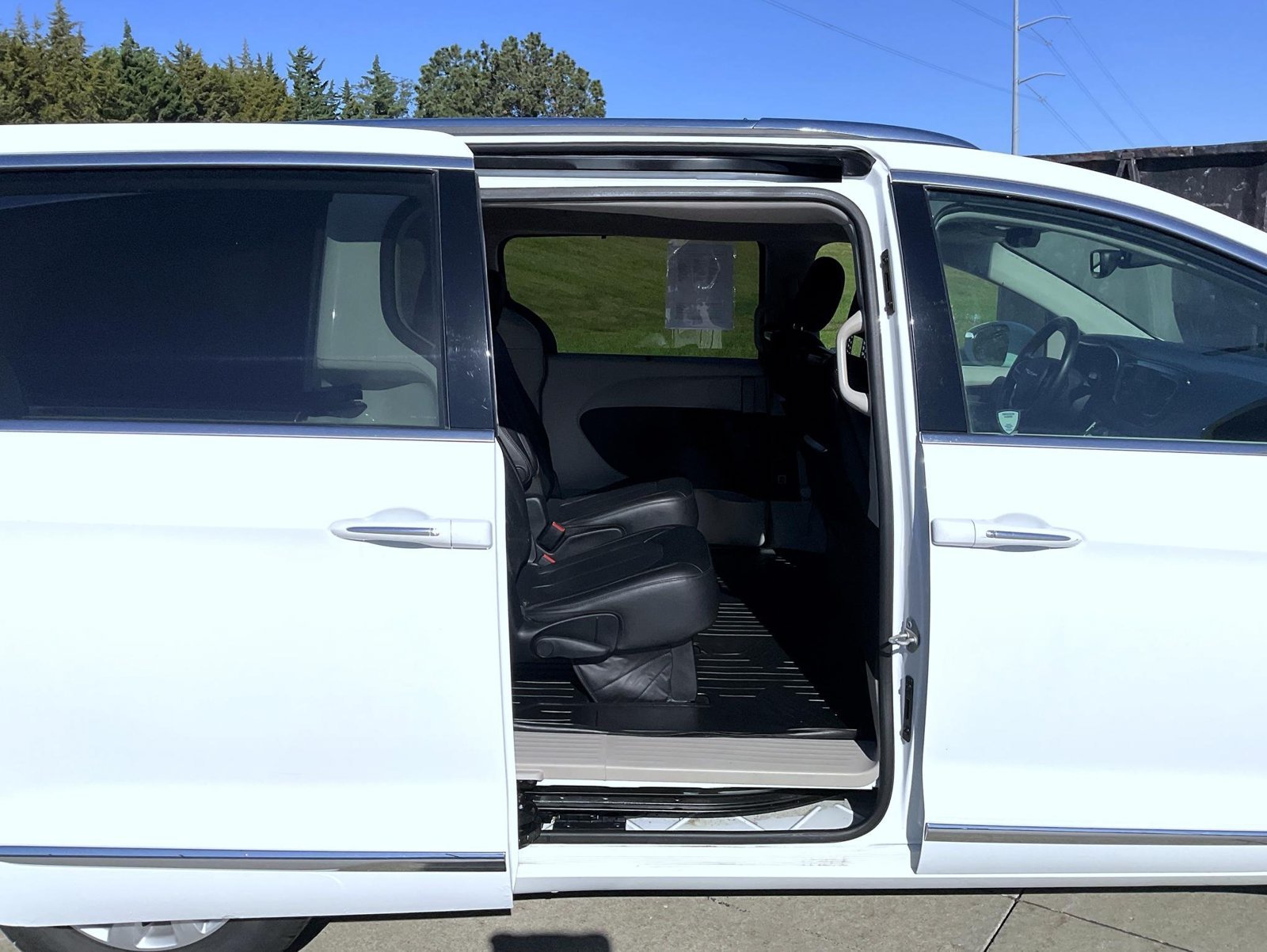 Used 2018 White Chrysler Touring L Plus image 23