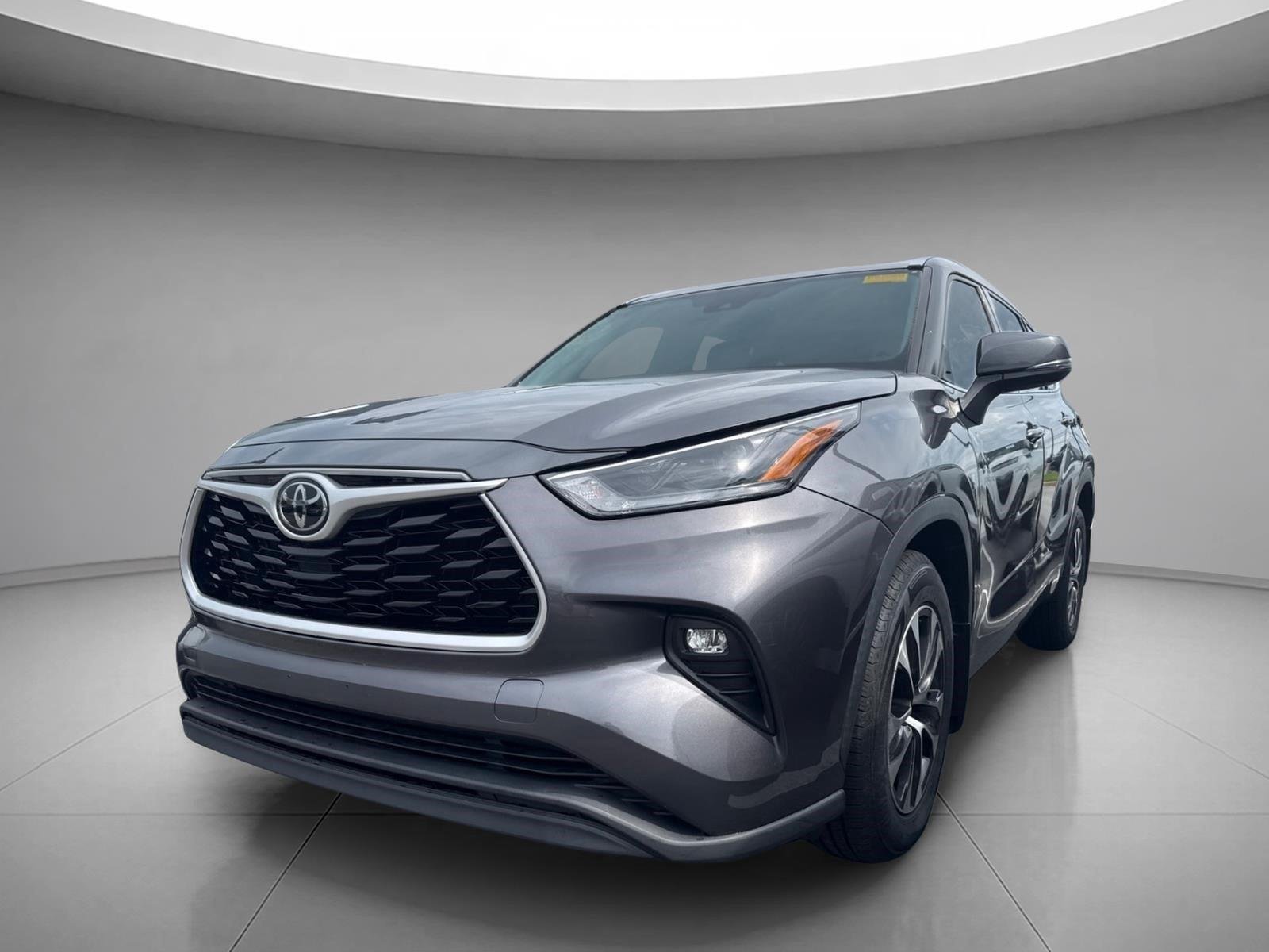 Used 2021 Magnetic Gray Metallic Toyota XLE image 1