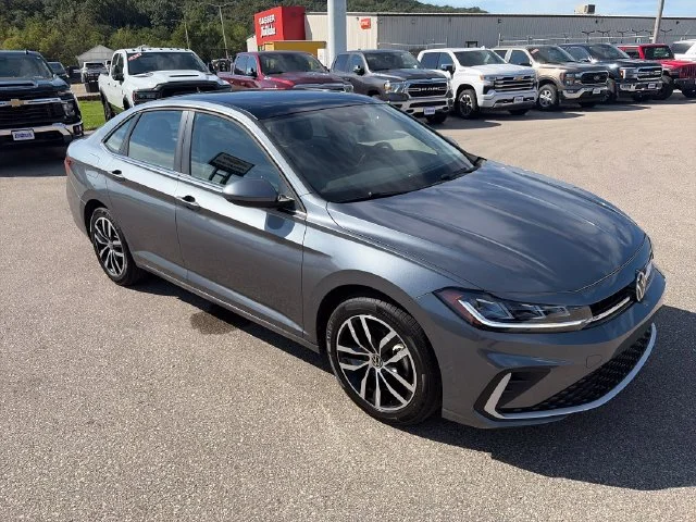 Used 2025 Platinum Gray Metallic Volkswagen 1.5T SE image 9