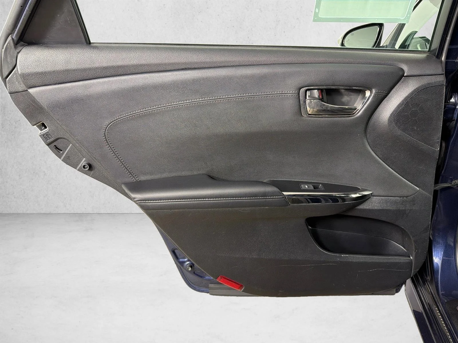 Used 2015 White Toyota XLE Touring image 23
