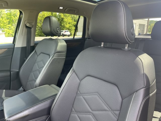 Used 2024 Black Volkswagen 2.0T SE w/Technology image 8