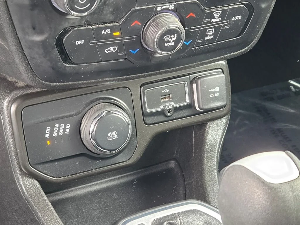 Used 2021 Teal Jeep Latitude image 27