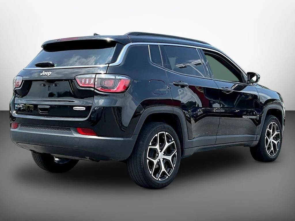 Used 2024 Diamond Black Jeep Latitude image 6