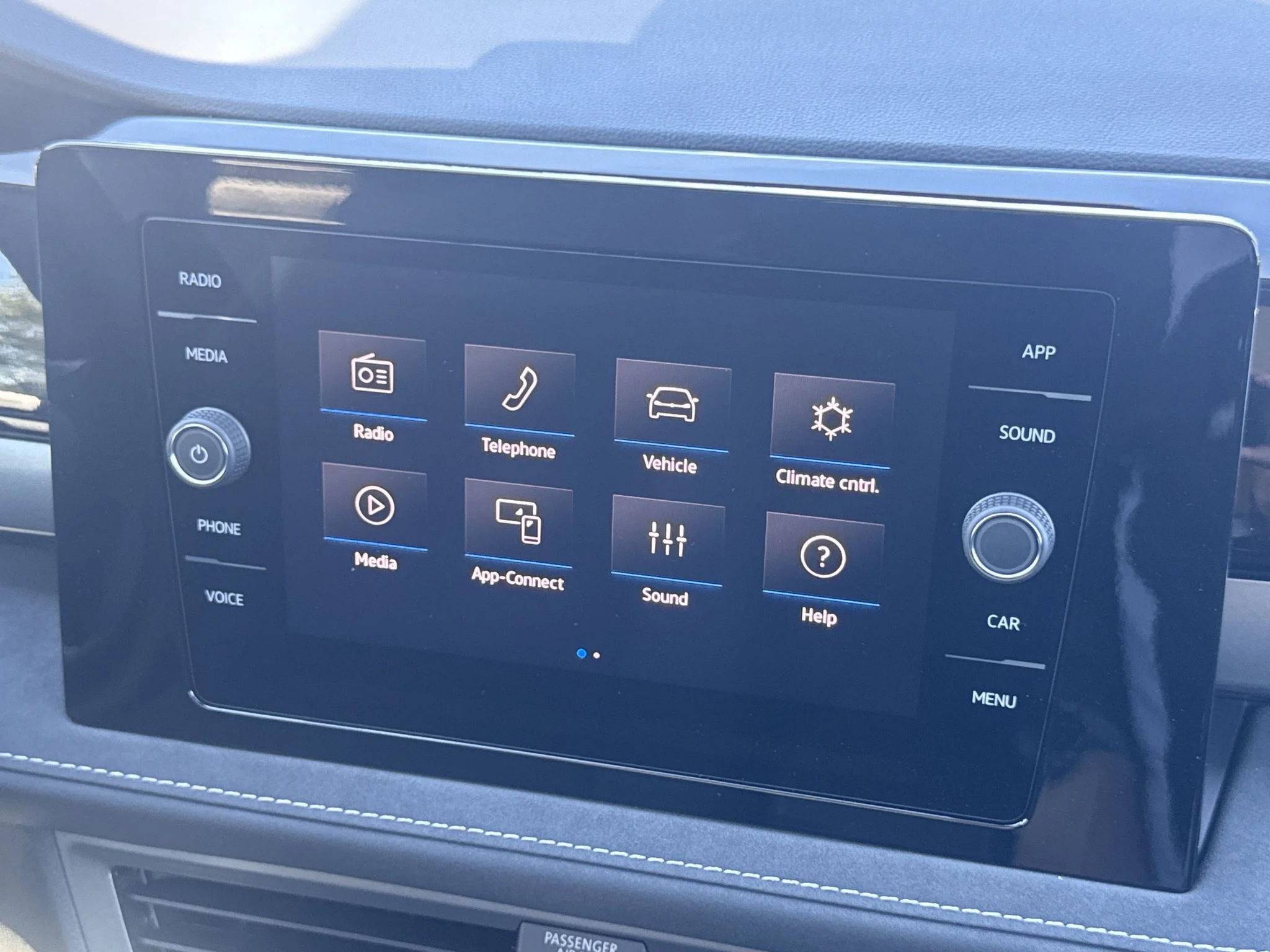 New 2027 Monument Gray w/Deep Black Roof Volkswagen SE Black image 25