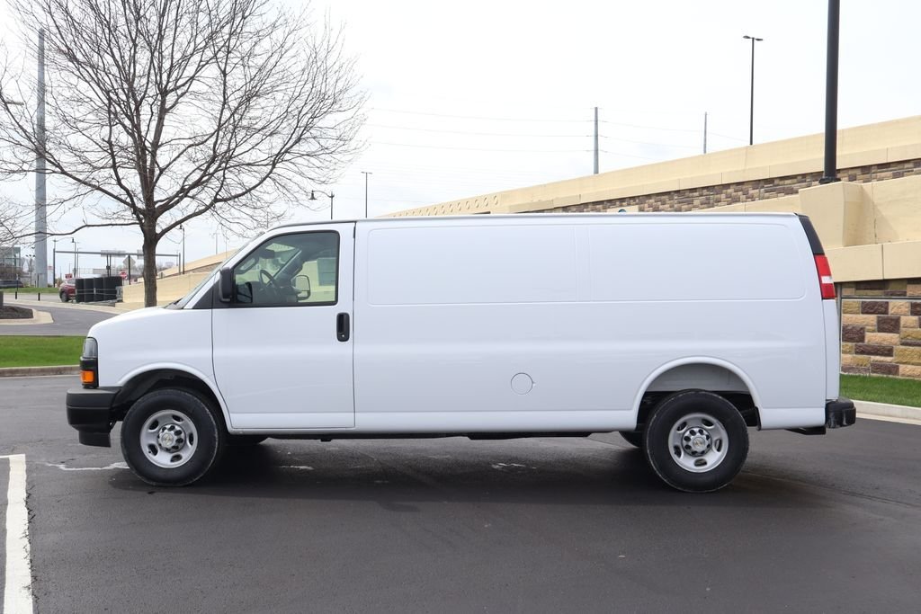 New 2026 Summit White Chevrolet WT image 4
