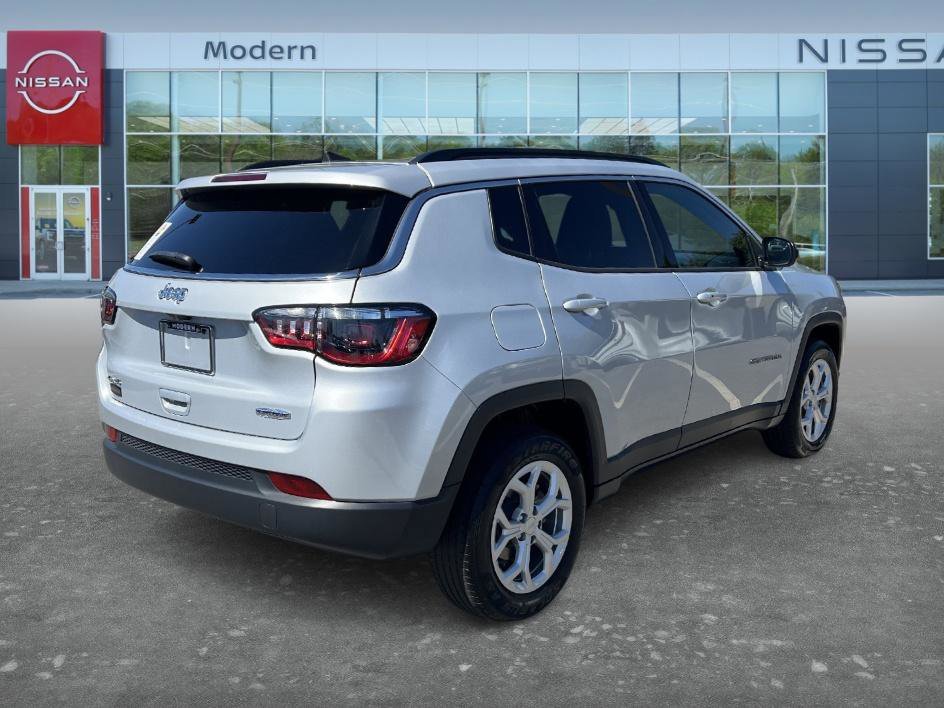 Used 2024 Silver Zynith Metallic Clearcoat Jeep Latitude image 5