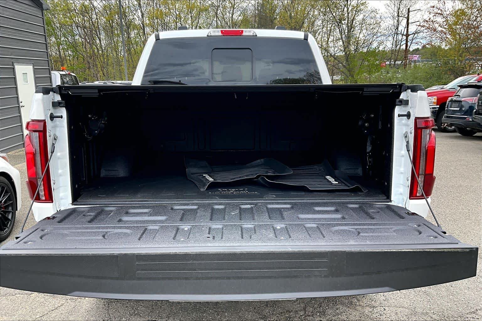 Used 2025 Star White Metallic Tri-Coat Ford LARIAT image 31