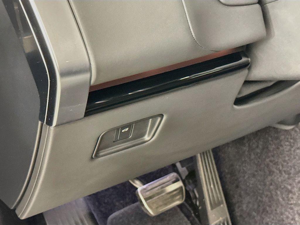 Used 2023 Gray Land Rover SE image 11