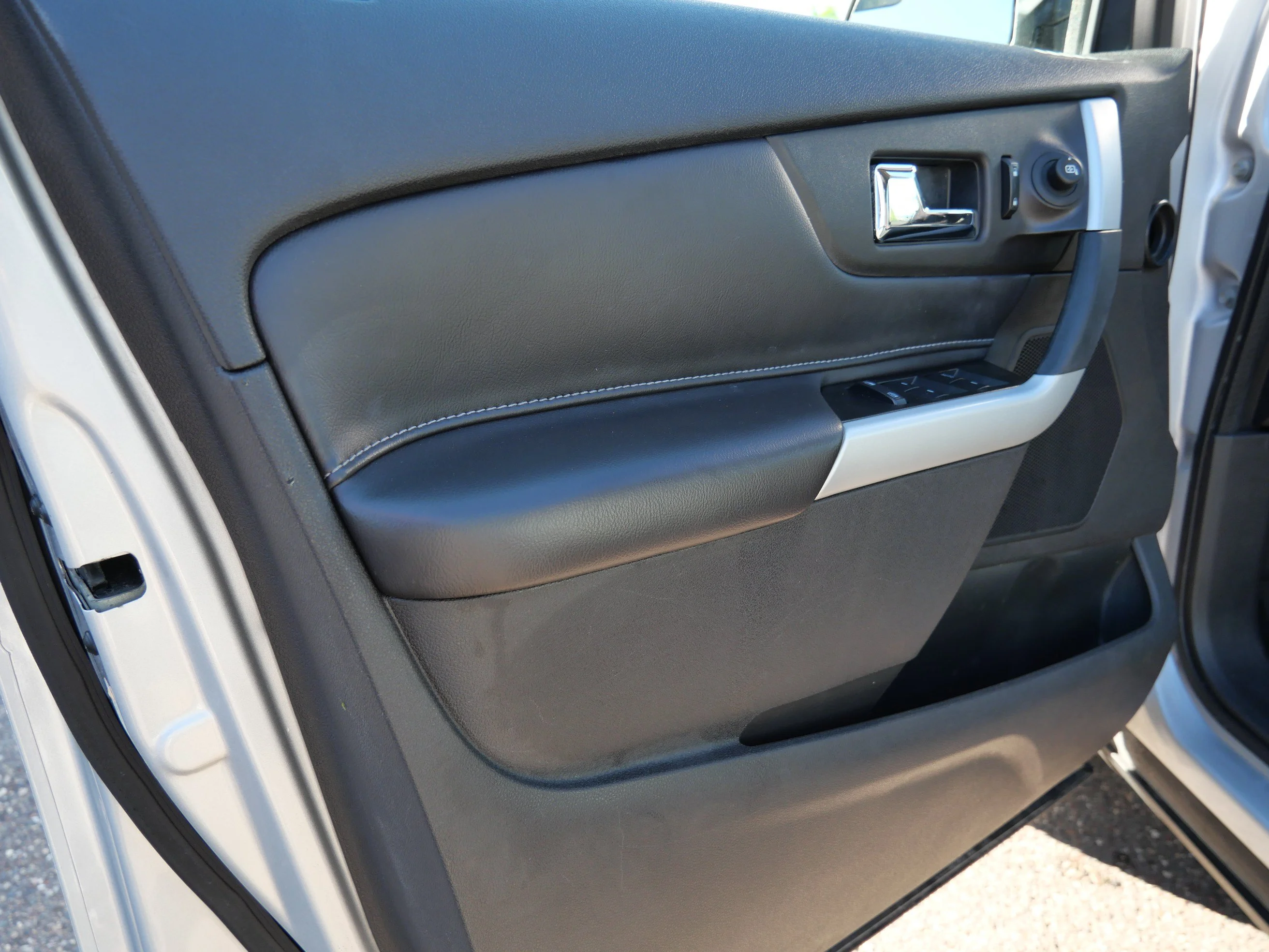 Used 2014 Ingot Silver Metallic Ford SE image 11